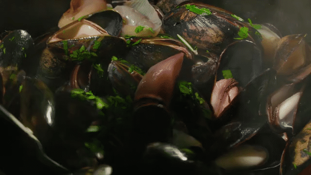 Mussels in Wine with Herbs & Shallots